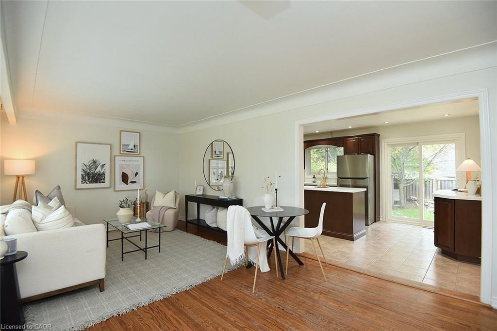 130 Delmar Drive, Hamilton, ON - Indoor Photo Showing Living Room