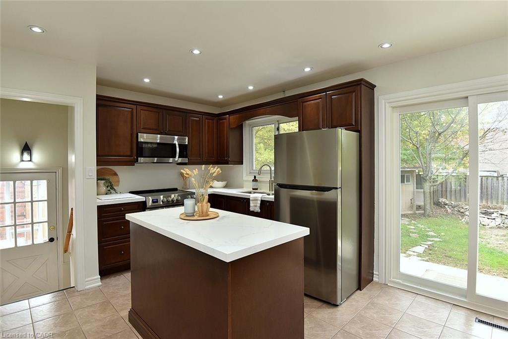 130 Delmar Drive, Hamilton, ON - Indoor Photo Showing Kitchen