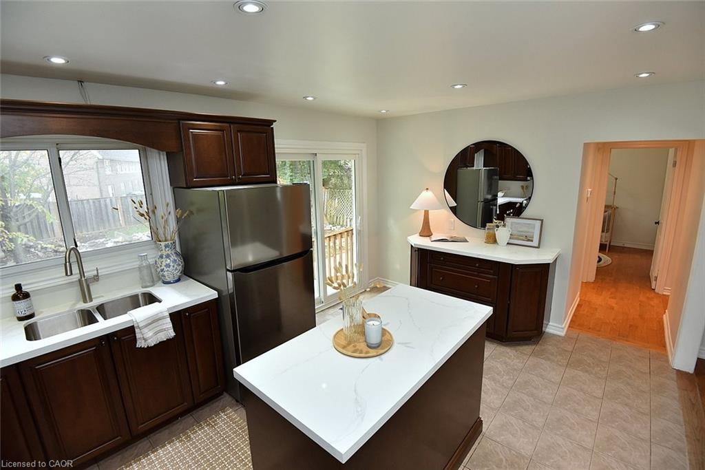 130 Delmar Drive, Hamilton, ON - Indoor Photo Showing Kitchen