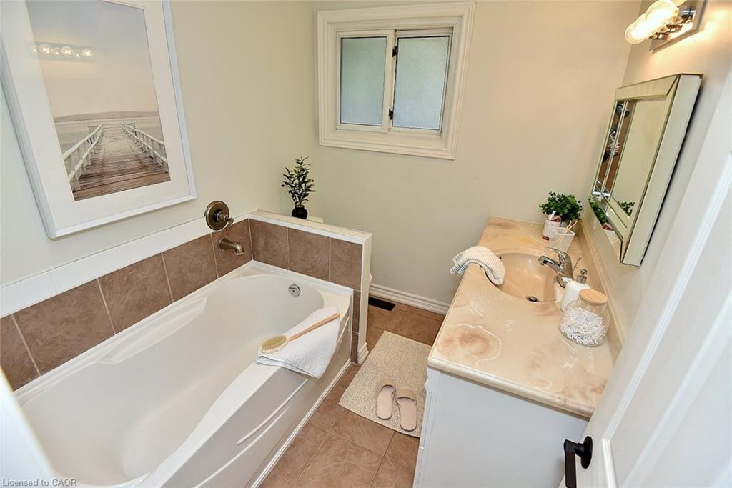 130 Delmar Drive, Hamilton, ON - Indoor Photo Showing Bathroom