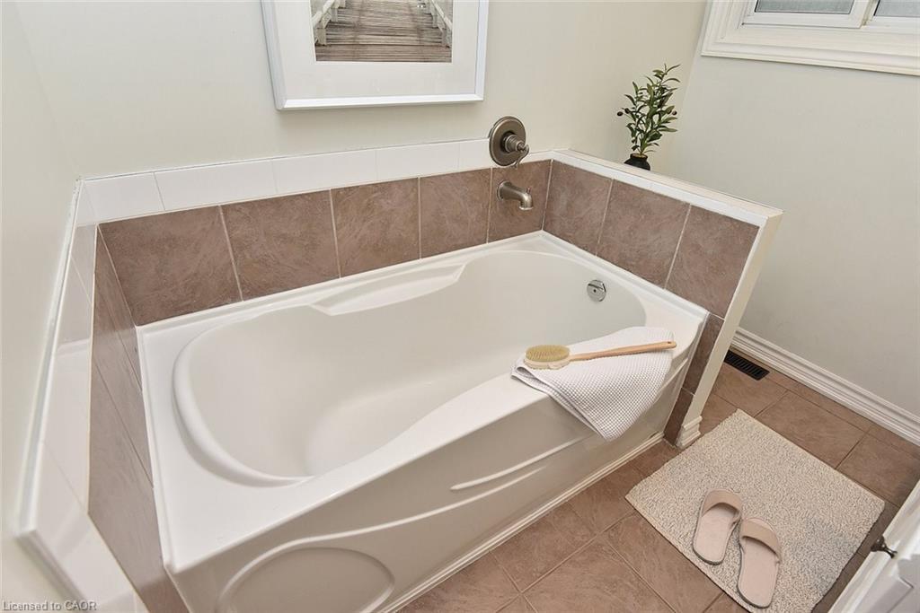 130 Delmar Drive, Hamilton, ON - Indoor Photo Showing Bathroom