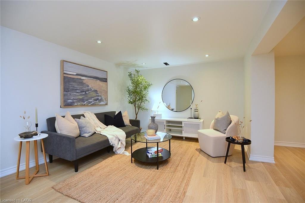 130 Delmar Drive, Hamilton, ON - Indoor Photo Showing Living Room