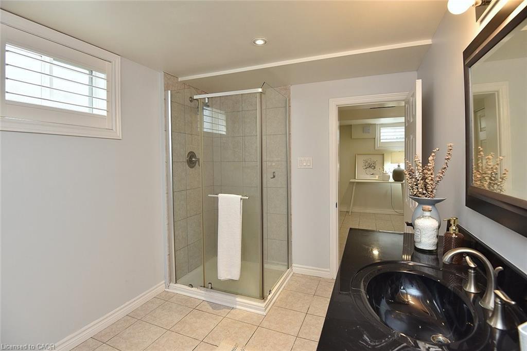 130 Delmar Drive, Hamilton, ON - Indoor Photo Showing Bathroom