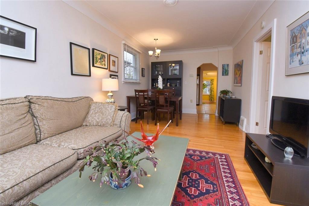 206 East 8Th Street, Hamilton, ON - Indoor Photo Showing Living Room