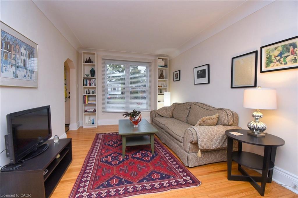 206 East 8Th Street, Hamilton, ON - Indoor Photo Showing Living Room