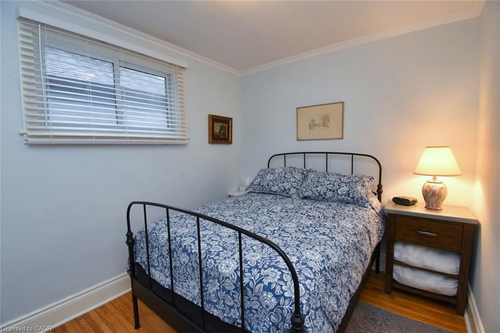 206 East 8Th Street, Hamilton, ON - Indoor Photo Showing Bedroom