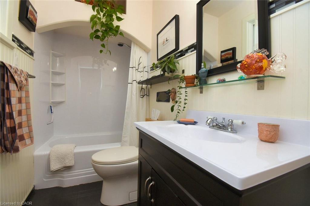 206 East 8Th Street, Hamilton, ON - Indoor Photo Showing Bathroom