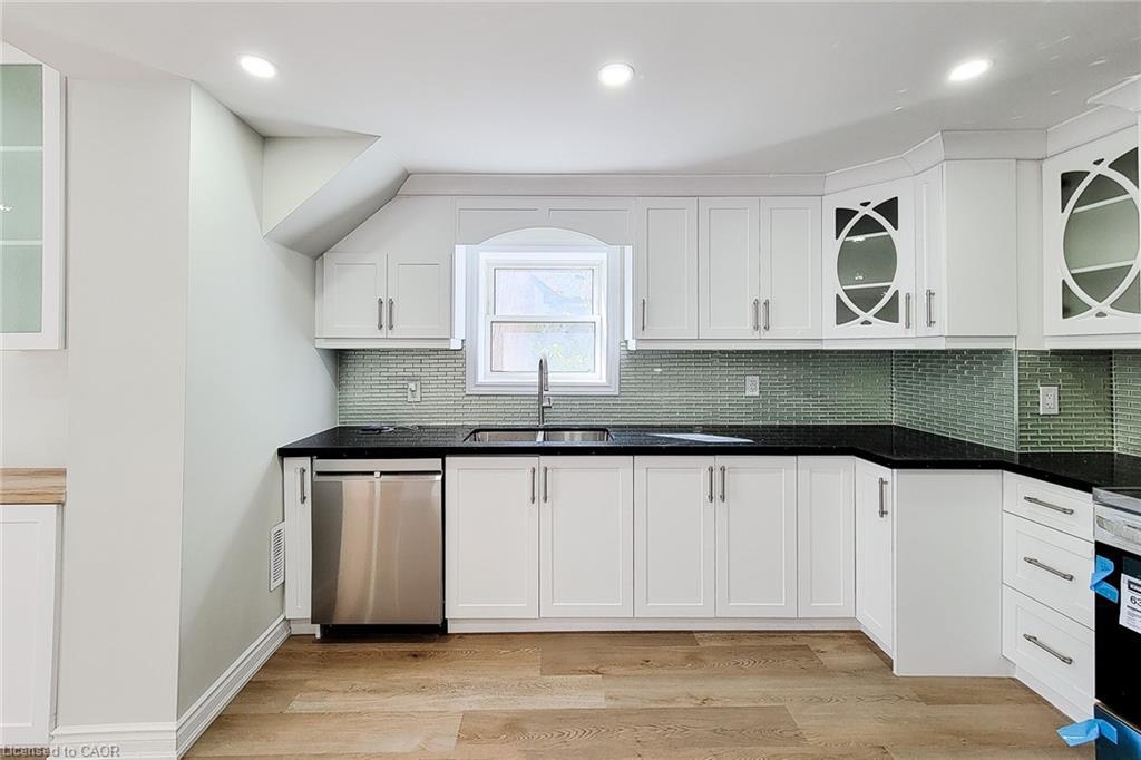 727 College Avenue, Woodstock, ON - Indoor Photo Showing Kitchen With Upgraded Kitchen