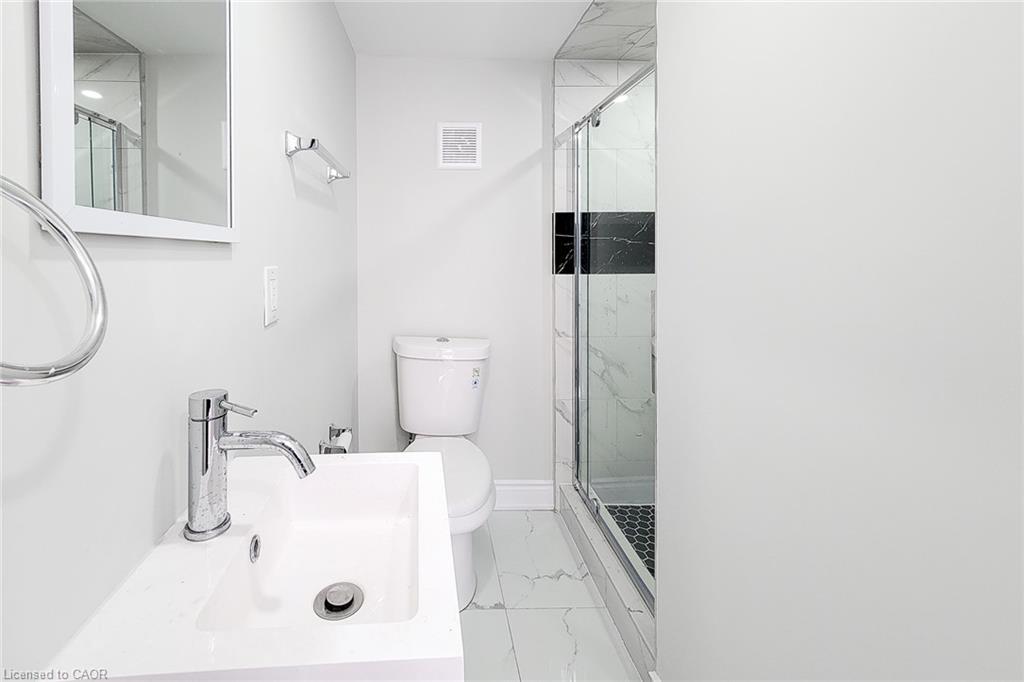 727 College Avenue, Woodstock, ON - Indoor Photo Showing Bathroom
