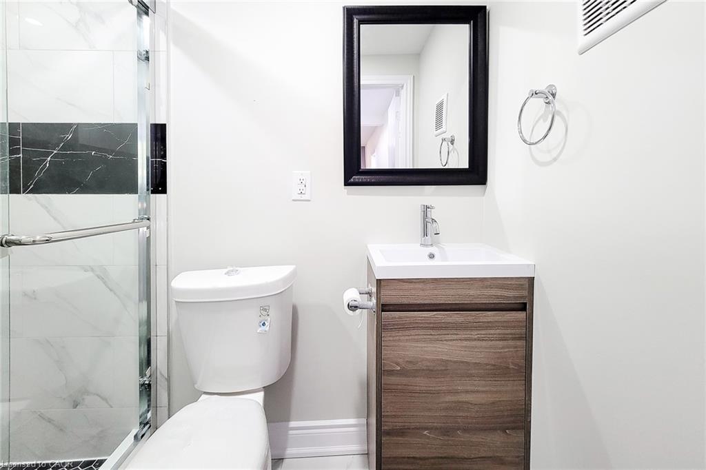 727 College Avenue, Woodstock, ON - Indoor Photo Showing Bathroom