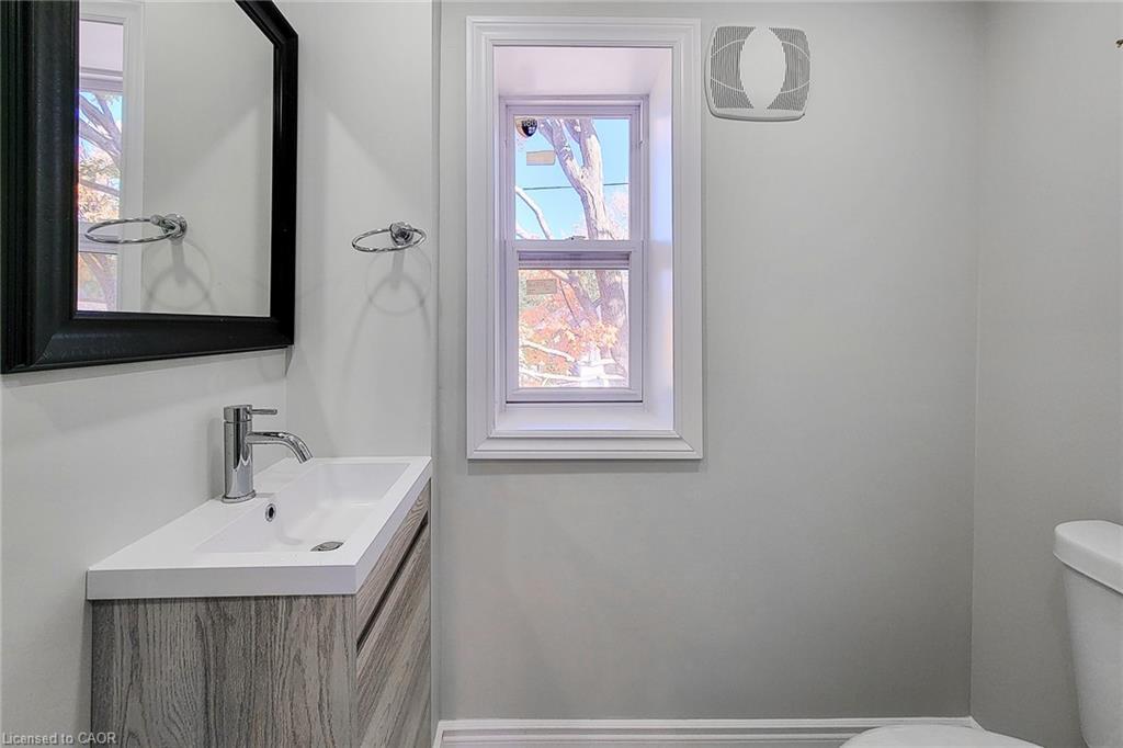 727 College Avenue, Woodstock, ON - Indoor Photo Showing Bathroom