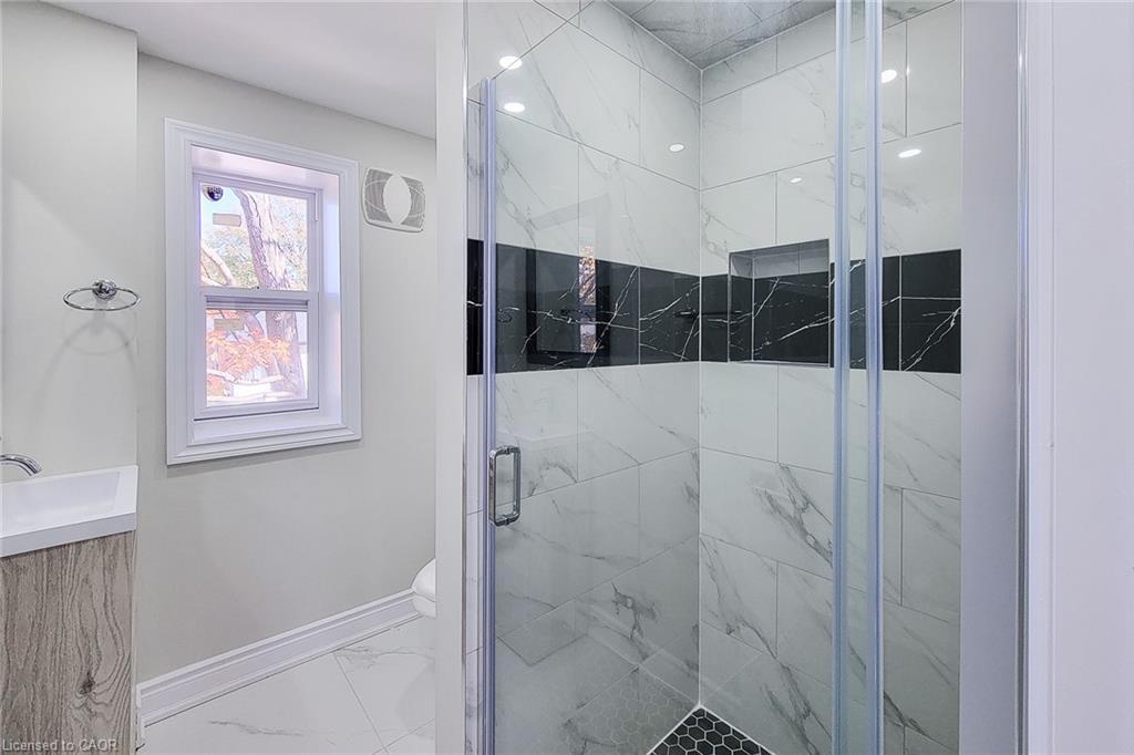 727 College Avenue, Woodstock, ON - Indoor Photo Showing Bathroom