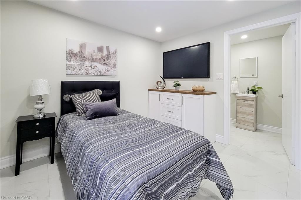 727 College Avenue, Woodstock, ON - Indoor Photo Showing Bedroom