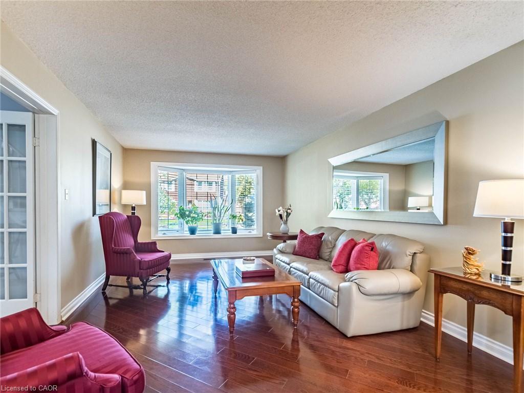 1404 Kimberley Drive, Oakville, ON - Indoor Photo Showing Living Room