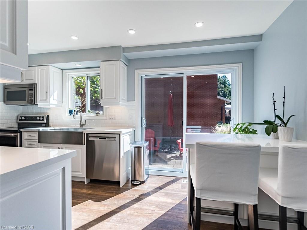 1404 Kimberley Drive, Oakville, ON - Indoor Photo Showing Kitchen With Double Sink