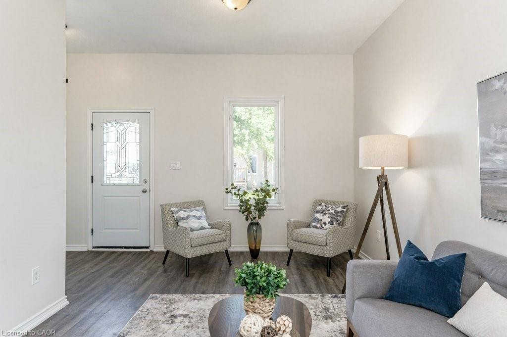 196 Picton Street E, Hamilton, ON - Indoor Photo Showing Living Room