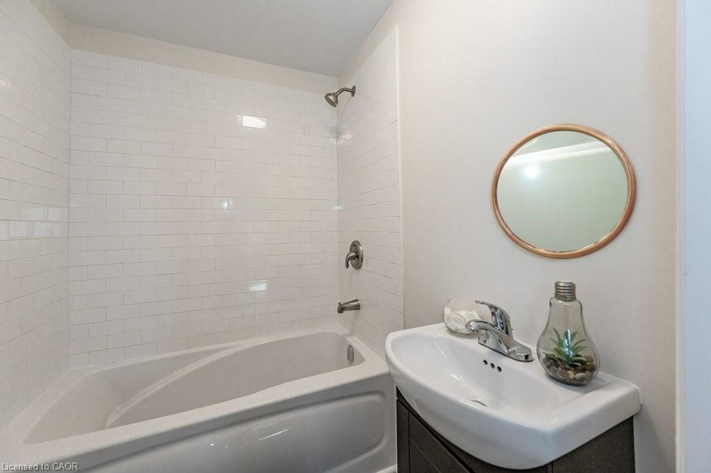 196 Picton Street E, Hamilton, ON - Indoor Photo Showing Bathroom