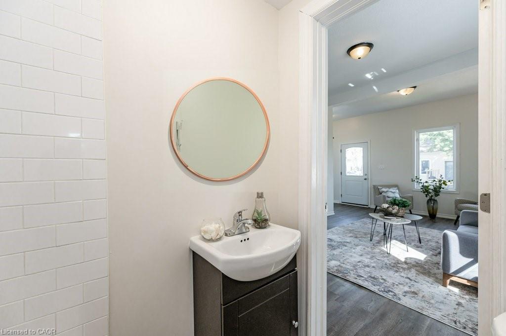 196 Picton Street E, Hamilton, ON - Indoor Photo Showing Bathroom