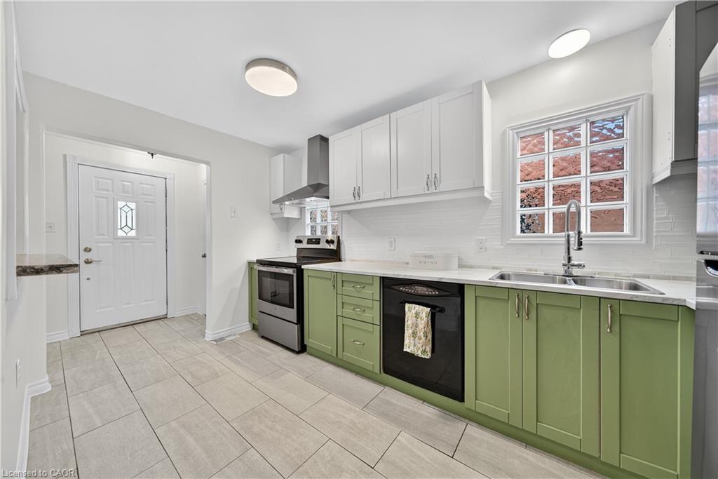 421 East 36Th Street, Hamilton, ON - Indoor Photo Showing Kitchen With Double Sink