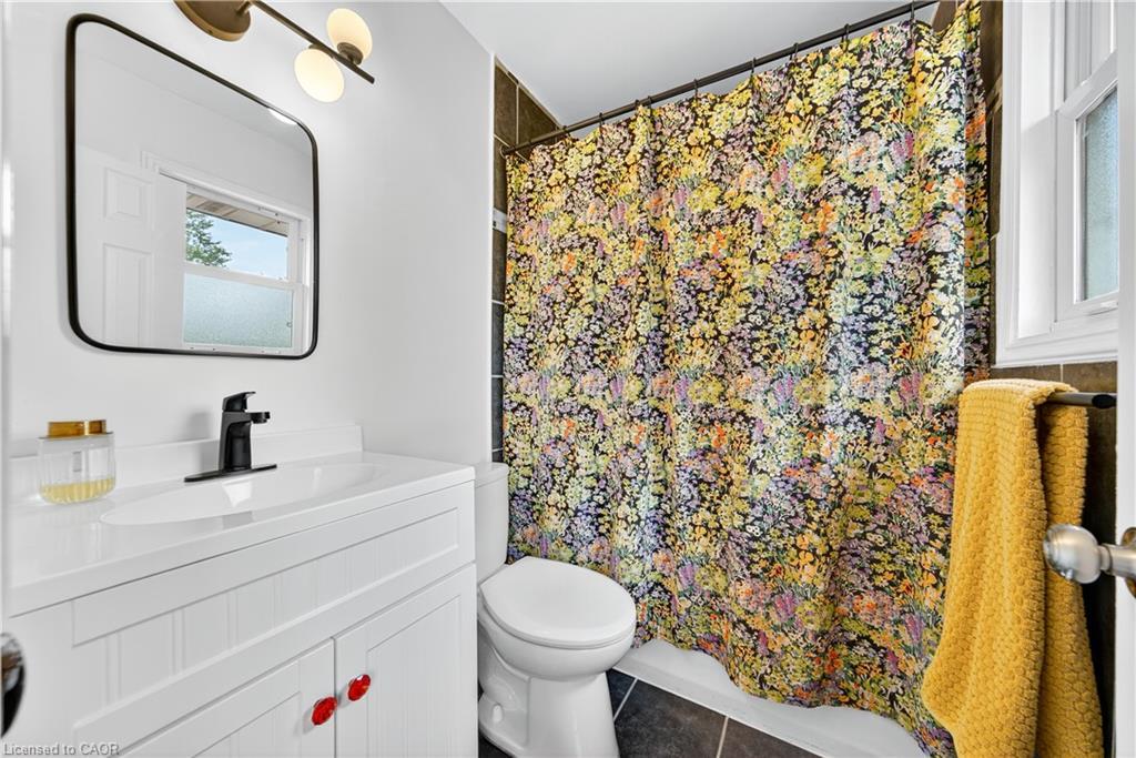421 East 36Th Street, Hamilton, ON - Indoor Photo Showing Bathroom