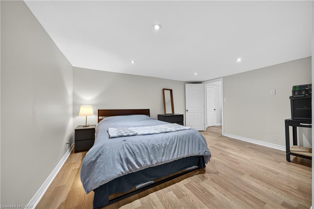 421 East 36Th Street, Hamilton, ON - Indoor Photo Showing Bedroom