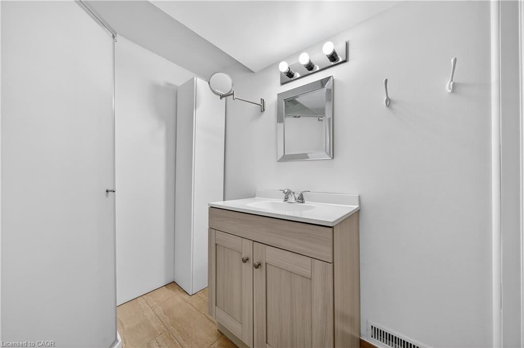 421 East 36Th Street, Hamilton, ON - Indoor Photo Showing Bathroom