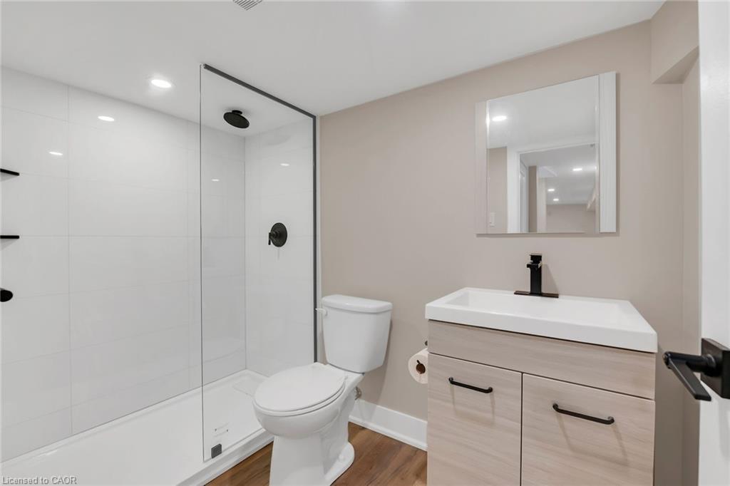 126 Auburn Avenue, Hamilton, ON - Indoor Photo Showing Bathroom