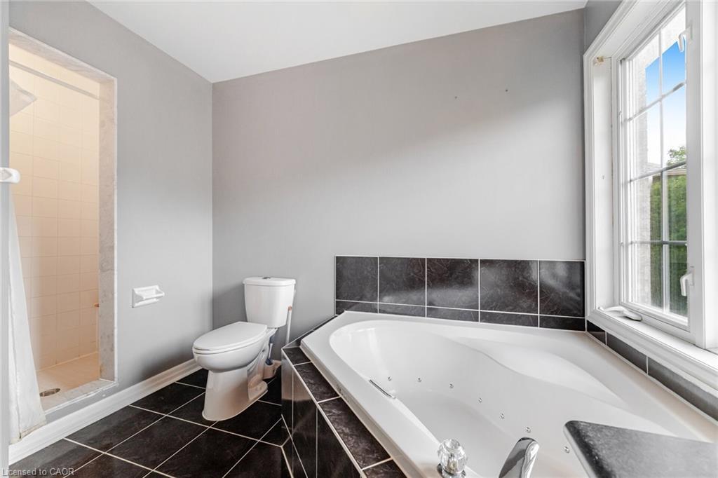 2499 Scotch Pine Drive, Oakville, ON - Indoor Photo Showing Bathroom