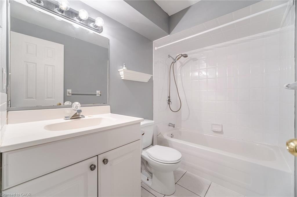 2499 Scotch Pine Drive, Oakville, ON - Indoor Photo Showing Bathroom