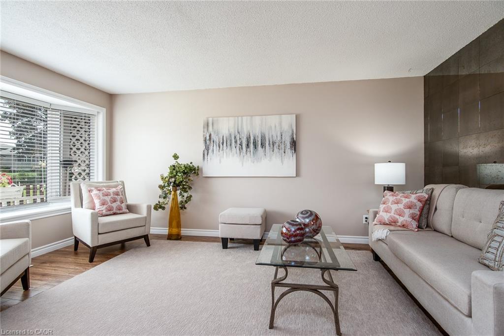 153 Pinedale Drive, Kitchener, ON - Indoor Photo Showing Living Room