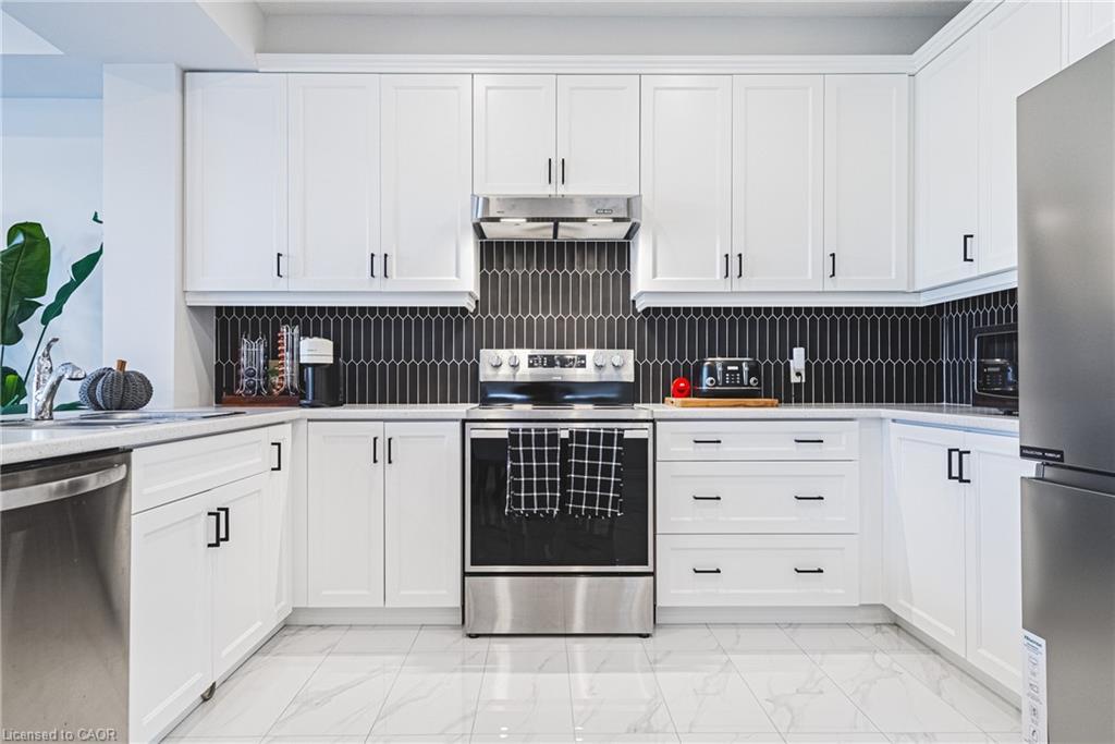 21 Zoe Lane, Binbrook, ON - Indoor Photo Showing Kitchen
