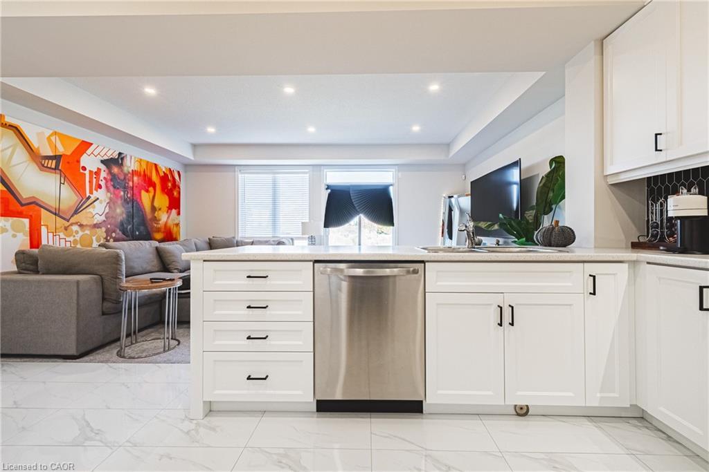 21 Zoe Lane, Binbrook, ON - Indoor Photo Showing Kitchen