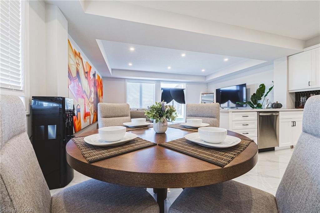 21 Zoe Lane, Binbrook, ON - Indoor Photo Showing Dining Room