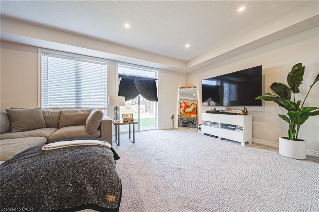 21 Zoe Lane, Binbrook, ON - Indoor Photo Showing Living Room