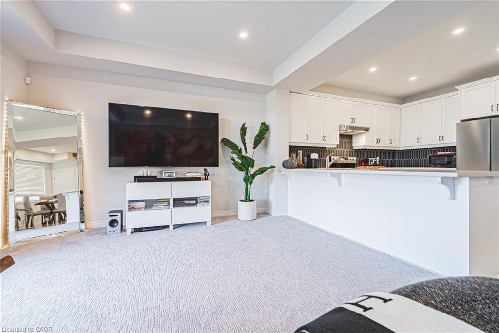 21 Zoe Lane, Binbrook, ON - Indoor Photo Showing Kitchen