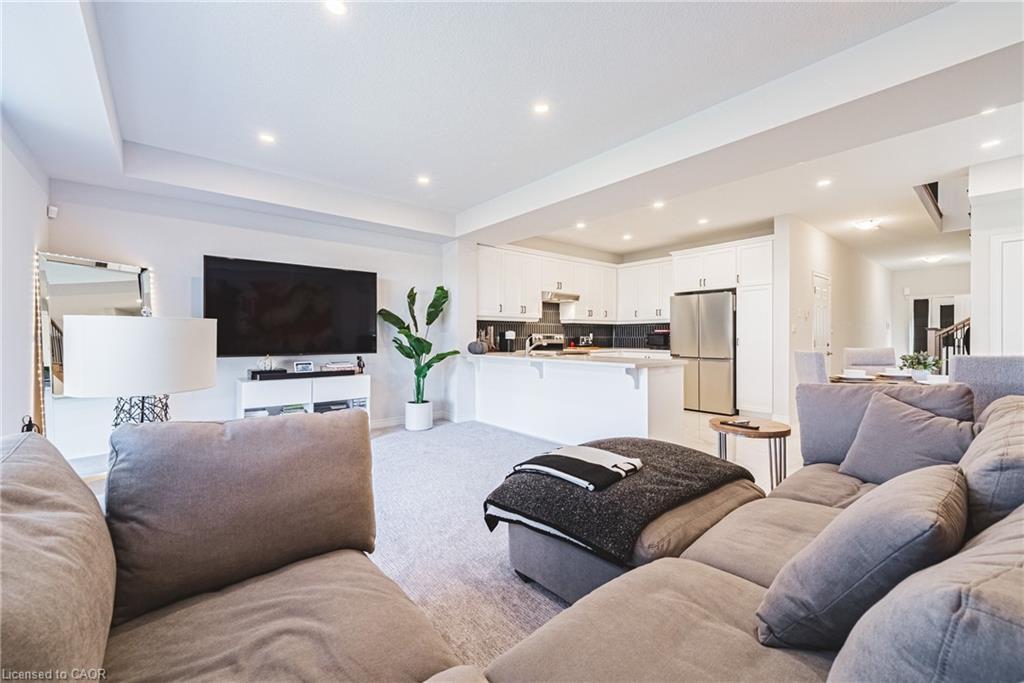 21 Zoe Lane, Binbrook, ON - Indoor Photo Showing Living Room