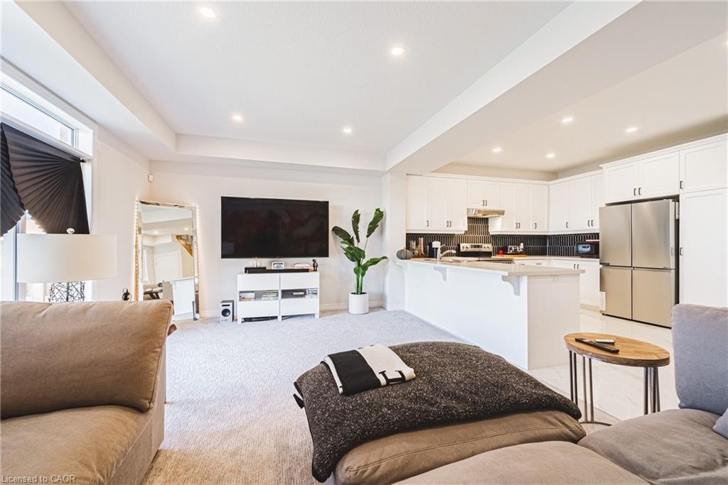 21 Zoe Lane, Binbrook, ON - Indoor Photo Showing Other Room