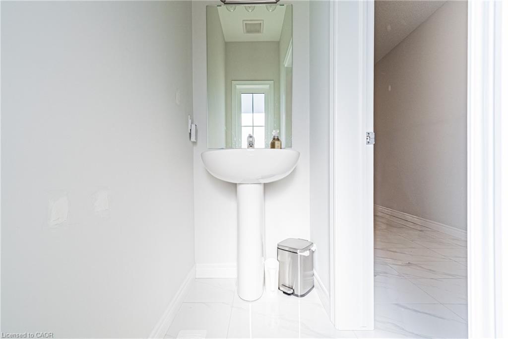 21 Zoe Lane, Binbrook, ON - Indoor Photo Showing Bathroom