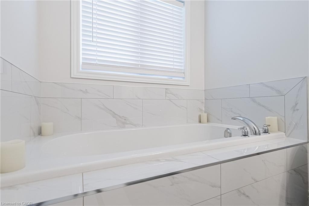 21 Zoe Lane, Binbrook, ON - Indoor Photo Showing Bathroom