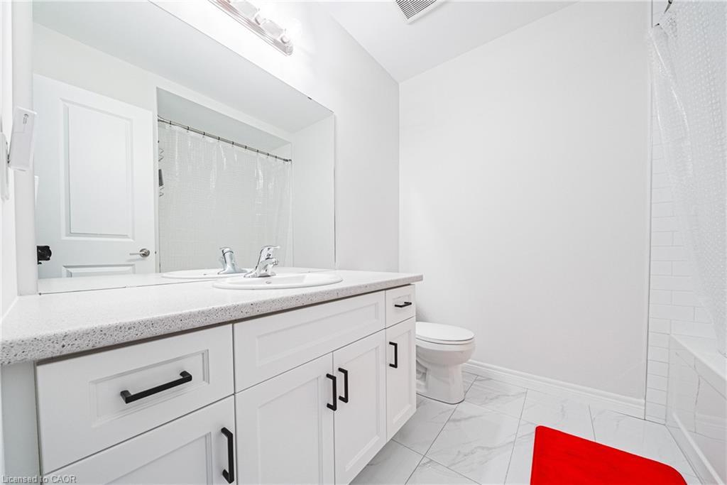 21 Zoe Lane, Binbrook, ON - Indoor Photo Showing Bathroom