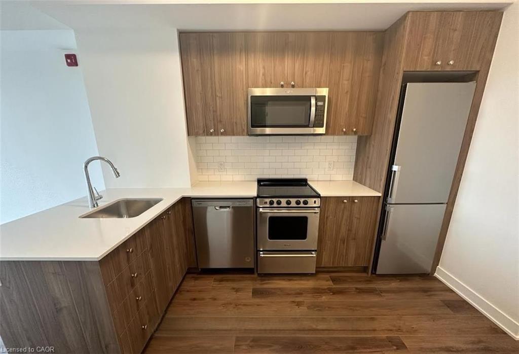 210-312 Erb Street W, Waterloo, ON - Indoor Photo Showing Kitchen With Upgraded Kitchen