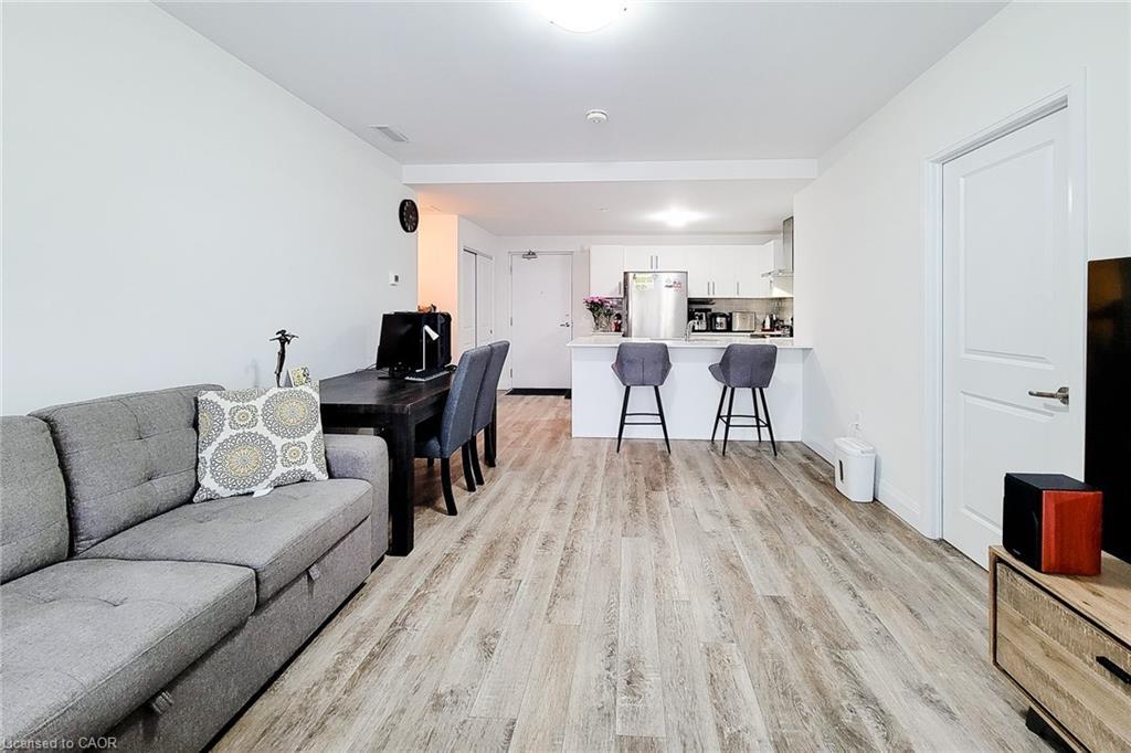 217-1 Redfern Avenue, Hamilton, ON - Indoor Photo Showing Living Room