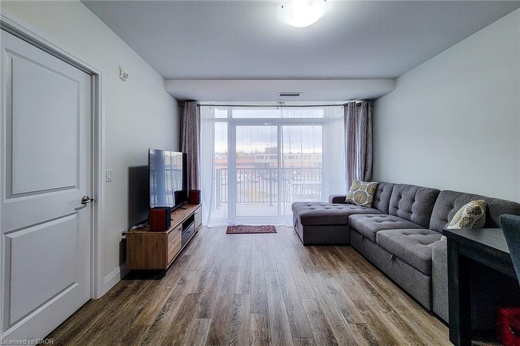 217-1 Redfern Avenue, Hamilton, ON - Indoor Photo Showing Living Room