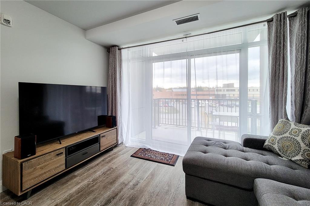 217-1 Redfern Avenue, Hamilton, ON - Indoor Photo Showing Living Room