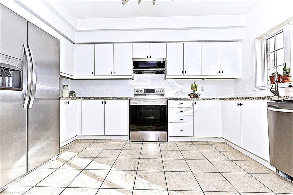 355 Hobbs Crescent, Milton, ON - Indoor Photo Showing Kitchen