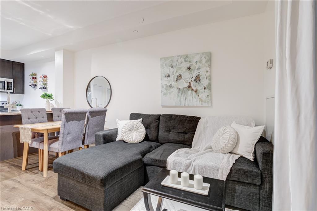 123-101 Shoreview Place, Stoney Creek, ON - Indoor Photo Showing Living Room