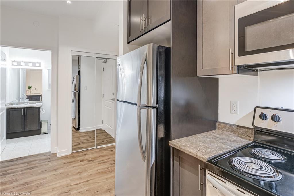 123-101 Shoreview Place, Stoney Creek, ON - Indoor Photo Showing Kitchen