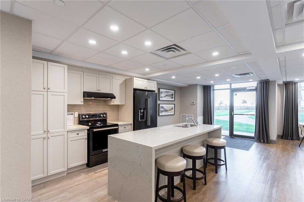 123-101 Shoreview Place, Stoney Creek, ON - Indoor Photo Showing Kitchen With Upgraded Kitchen