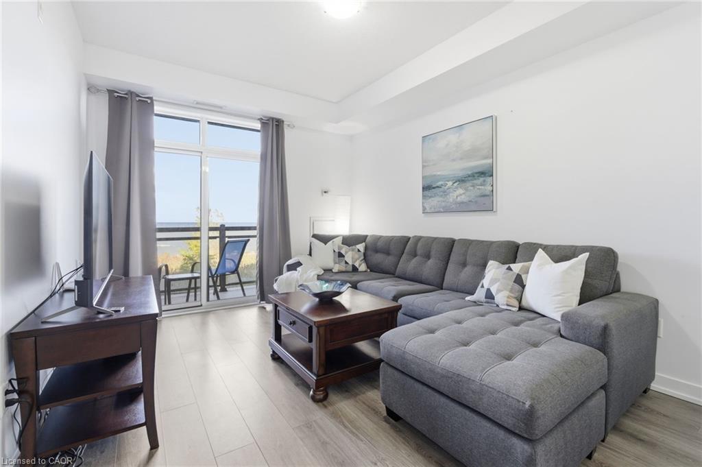 228-35 Southshore Crescent, Stoney Creek, ON - Indoor Photo Showing Living Room