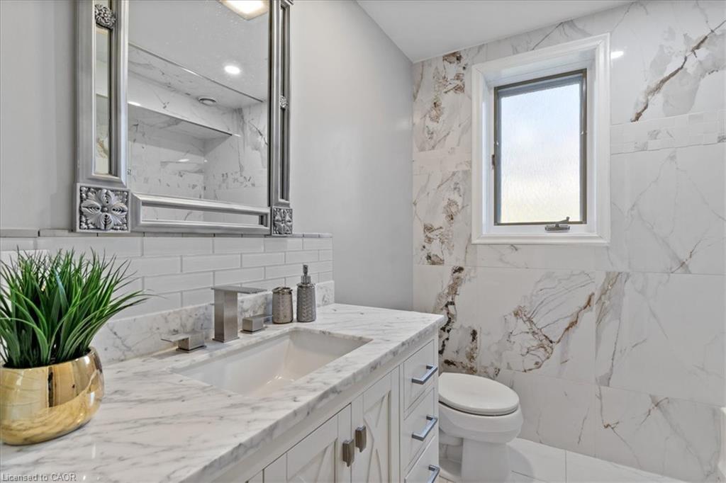 20 Grandy Lane, Cambridge, ON - Indoor Photo Showing Bathroom
